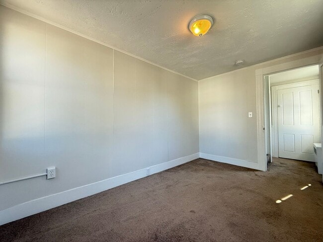 Building Photo - 208 Main St