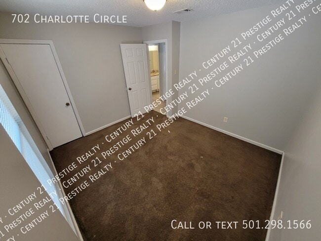 Building Photo - 702 Charlotte Cir