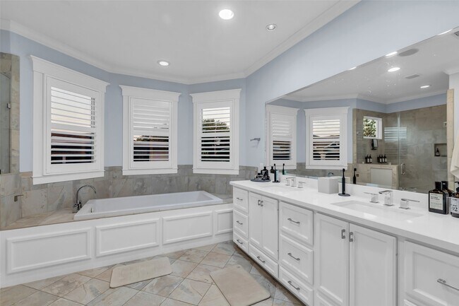 Building Photo - 340 W 17th St