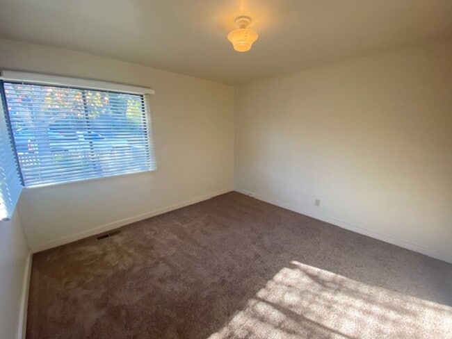 Building Photo - Cozy Monterey Home!