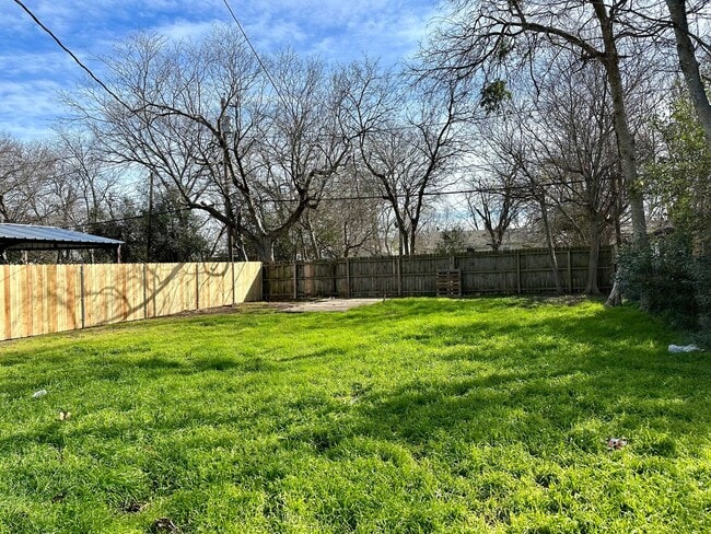 Building Photo - Spacious 3 bed/1 bath rental - Available Now!
