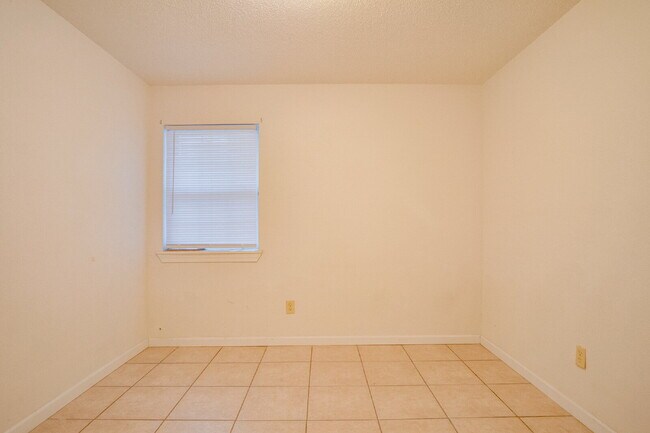 Building Photo - Pet-friendly Spacious Vinyl-Sided 2BR Apartment in Gulf Breeze
