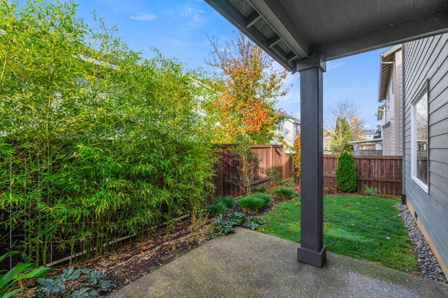 Building Photo - Beautifully Designed Home With Exceptional Space & Modern Comfort