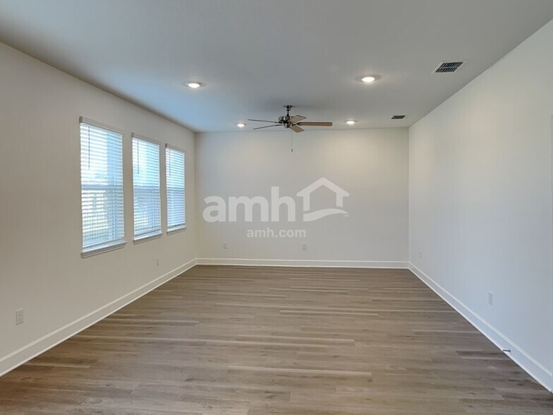 Building Photo - 2908 20th Ave W