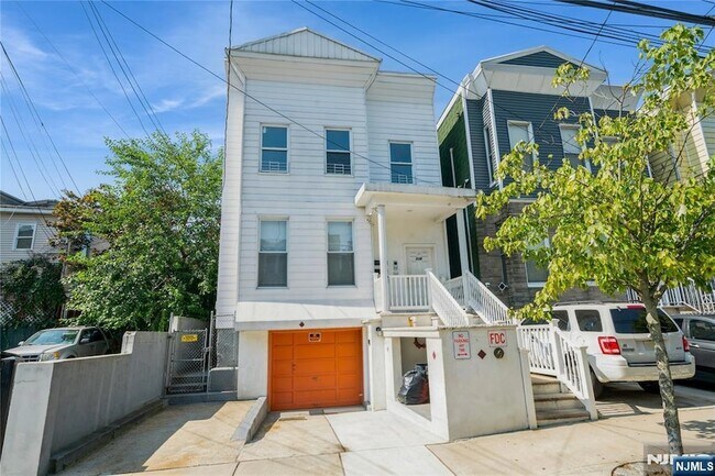 Building Photo - 309 14th St