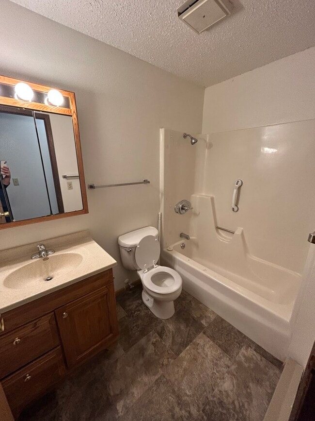 Building Photo - Lovely, Updated Townhome for Rent