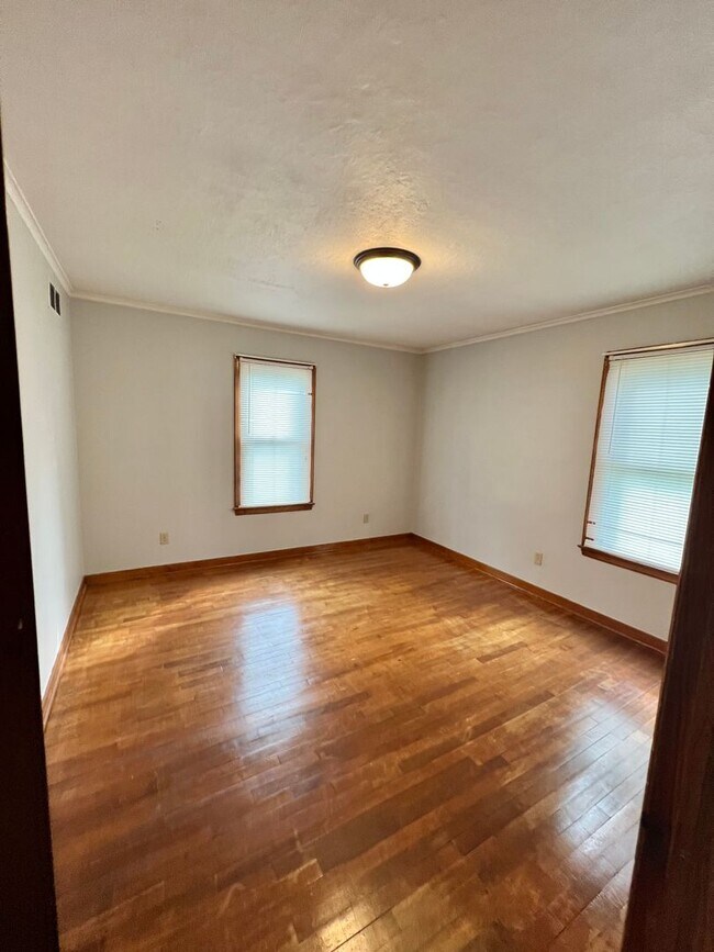 Building Photo - Spacious 2 Bedroom 1 Bath Single Family Home With Central Air- Available Now!