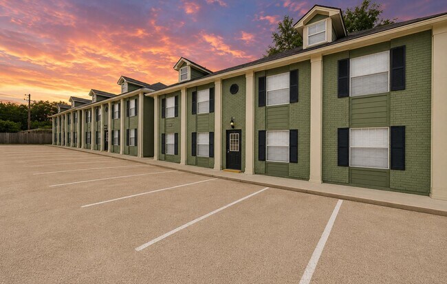 Building Photo - 1512 Broadmoor Dr