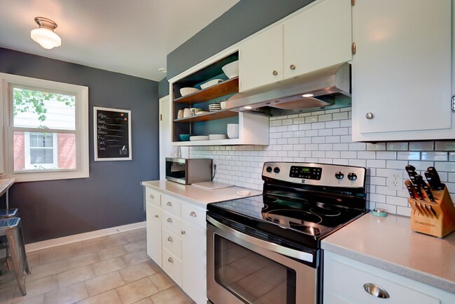 Building Photo - Charming West Side Single Family Home with Mid Century Modern feel