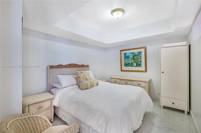 Building Photo - 16425 Collins Ave