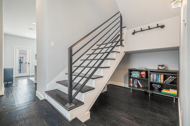 Building Photo - 925 Herkimer St