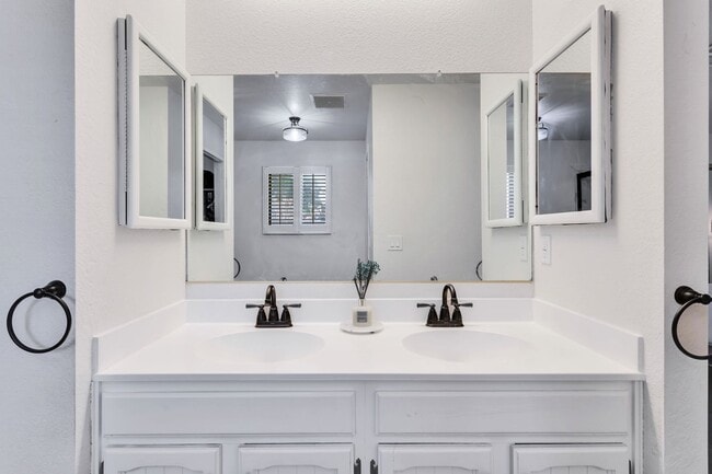 Building Photo - Must See 4 bedroom 2 bath Home