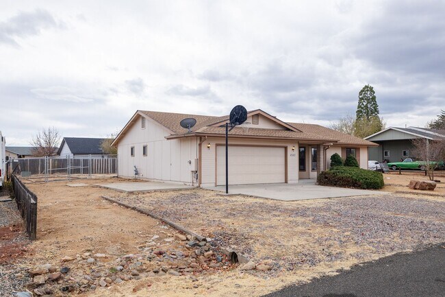 Building Photo - 3 bedroom 2 bathroom Ranch Style Home in Prescott Valley!