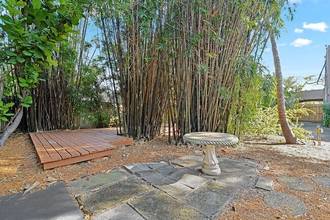 Building Photo - 310 Columbia Dr