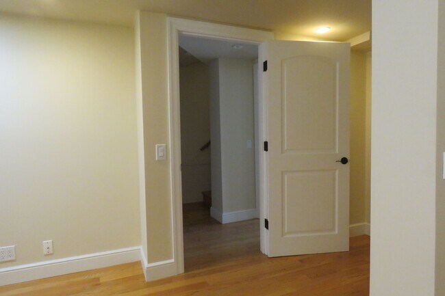 Building Photo - 49 Dellbrook Ave