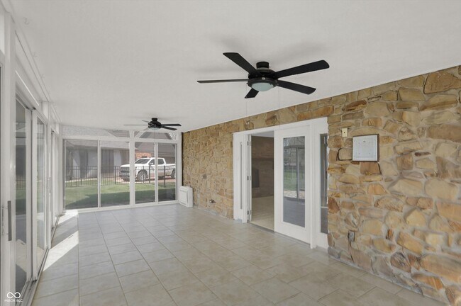 Building Photo - 3037 Golfview Dr