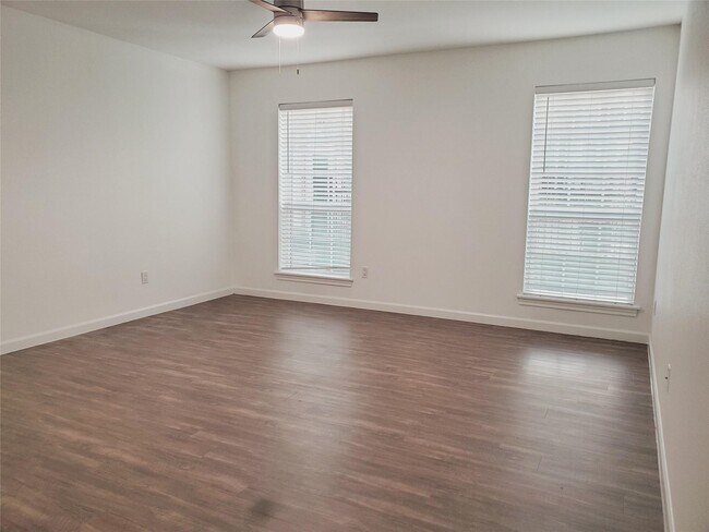 Building Photo - 361 N Post Oak Ln