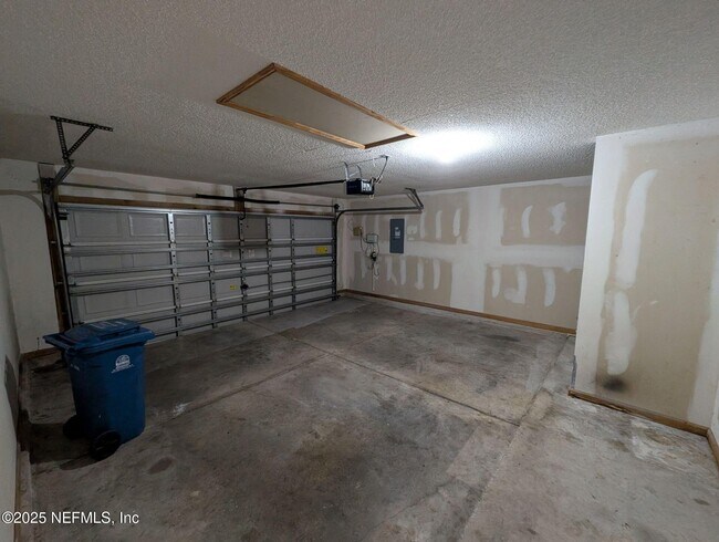 Building Photo - 712 N Edenbridge Way