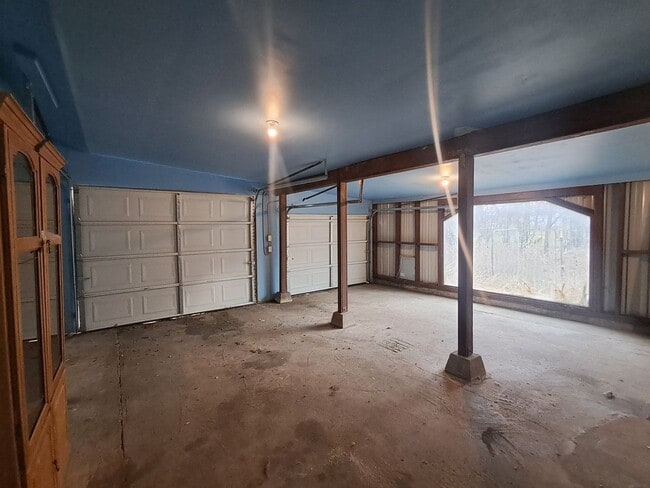 Building Photo - $2,200- 4 Bed / 2 Bath House on an Almost Acre Lot in Spokane Valley