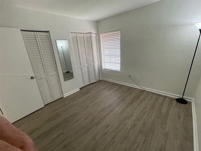 Building Photo - 10905 N Kendall Dr