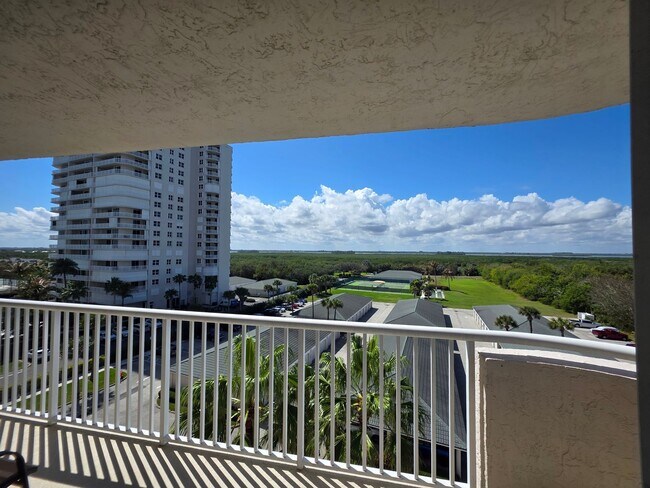 Building Photo - Beautiful Annual 7th floor Condo with Stunning Ocean Views 3/2