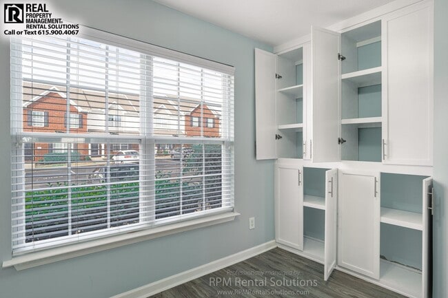 Building Photo - Amazing Smyrna 3BR townhome END-UNIT, just 1 mile from I-24!