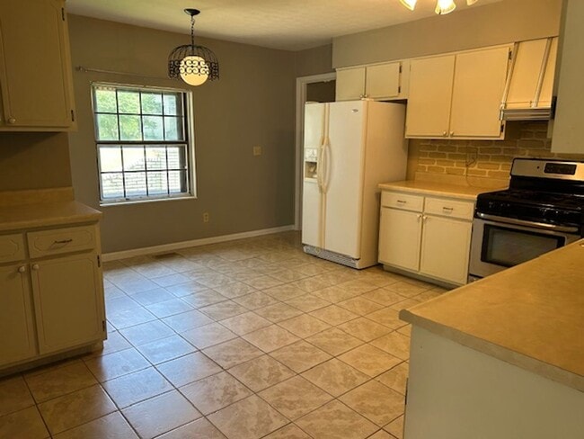 Building Photo - 2500 sq. ft. 4 Bedroom Ranch Home w/Large ...