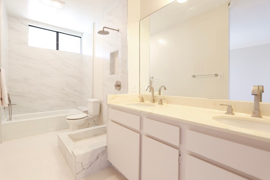 Building Photo - 1328 S Bundy Dr