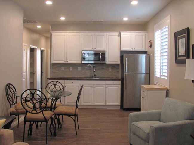 Building Photo - 3043 Hopkins St