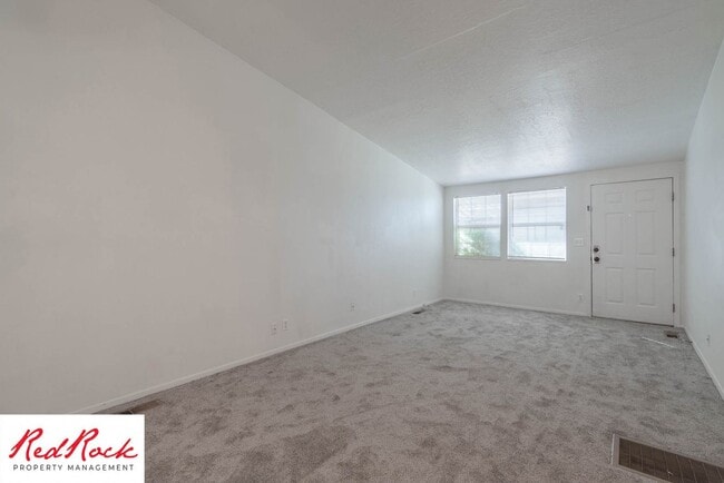 Building Photo - Charming 2 Bed / 1 Bath Apartment in a Prime Location