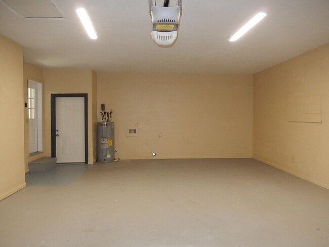 Building Photo - 913 Tamarack Ave