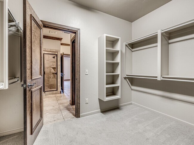 Building Photo - Luxury Townhome in Edmond + Near Rose Cree...