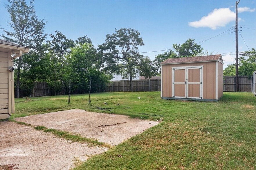 Building Photo - 725 Mary Lake Dr