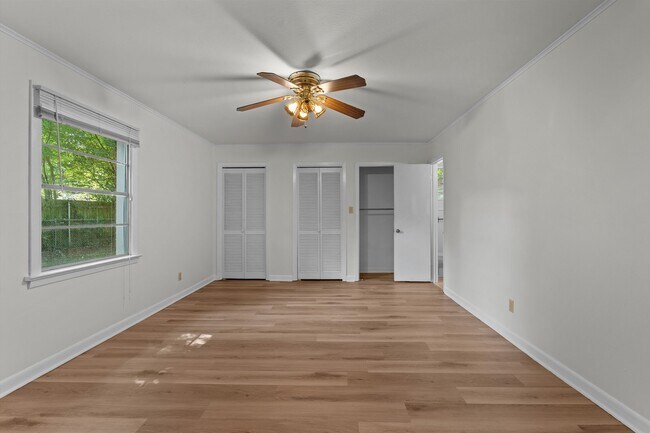 Building Photo - 826 Martha Ln