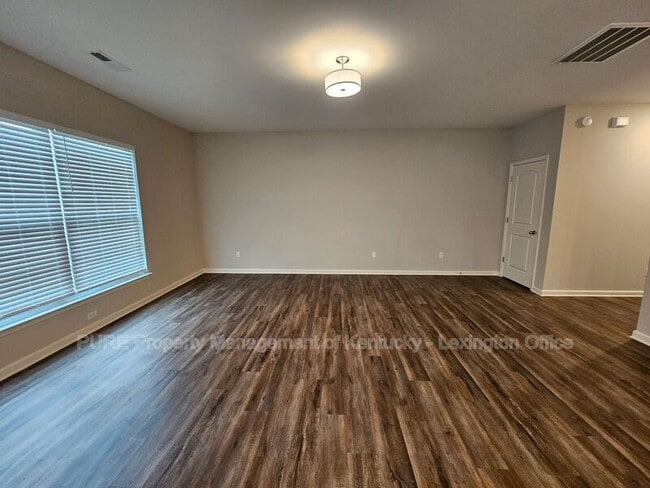Building Photo - 121 Forester Ct