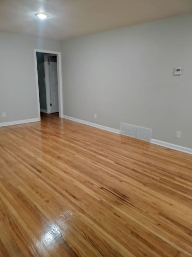 Building Photo - 3 Bedroom 1 bath on the East Side