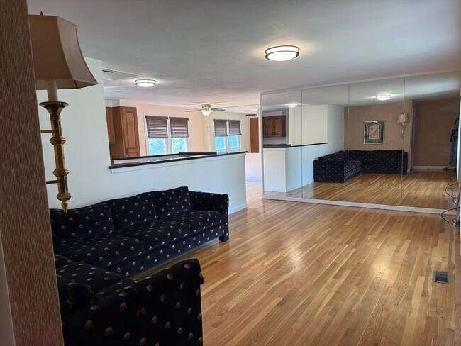 Building Photo - 585 Burncoat St