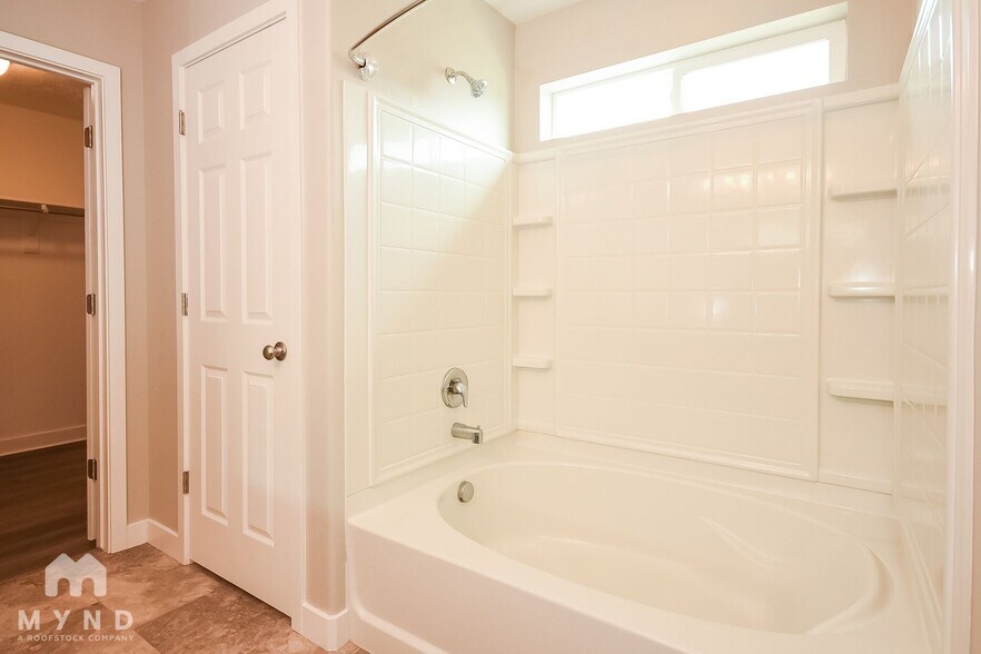 Building Photo - 961 Stonehaven Dr