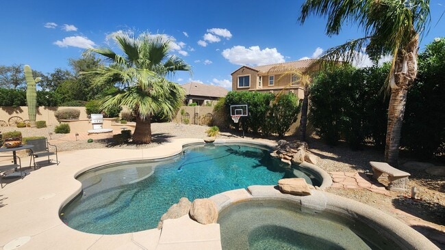 Building Photo - 4 Bedroom Home in the Sun Grooves Communit...