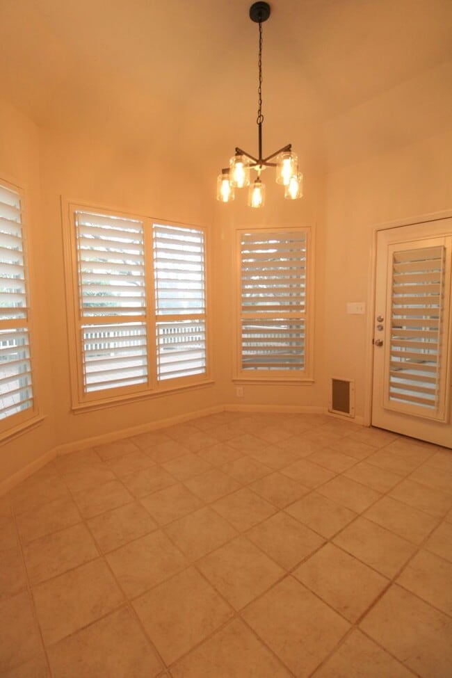 Building Photo - ************Move In Special- 2 WEEKS FREE!!!!************