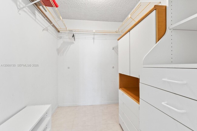 Building Photo - 1420 Brickell Bay Dr