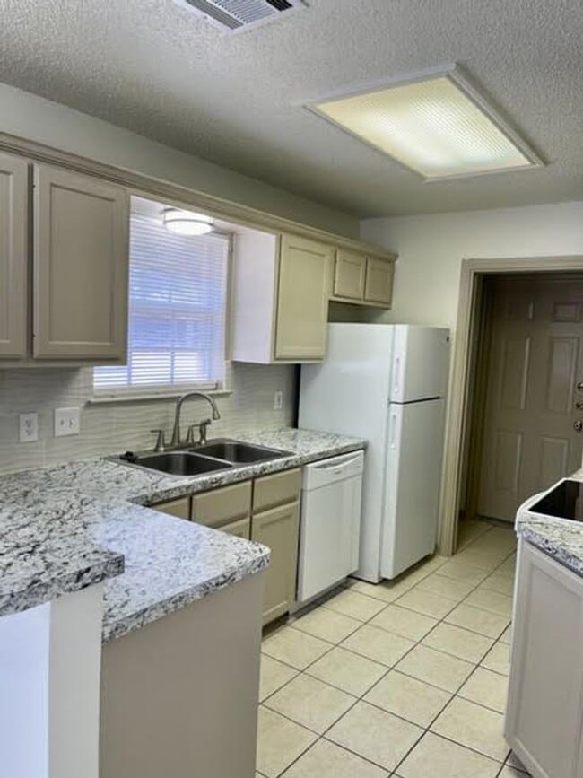 Building Photo - 928 Briar Dr
