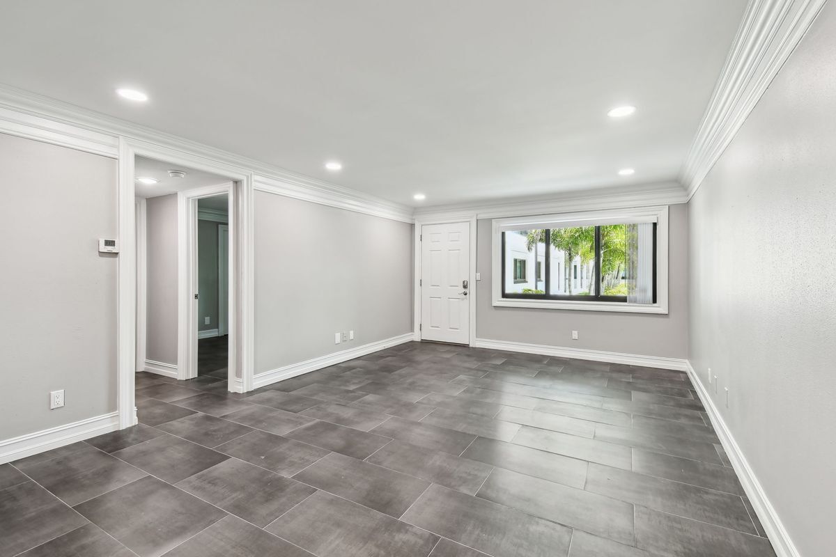 Building Photo - 2942 W Bay Dr