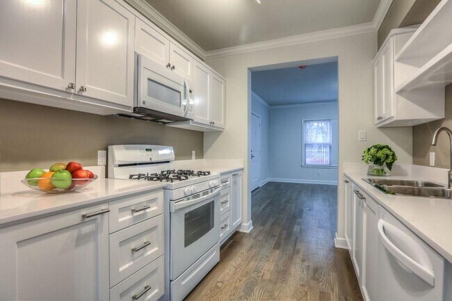 Building Photo - 1341 Cortlandt St