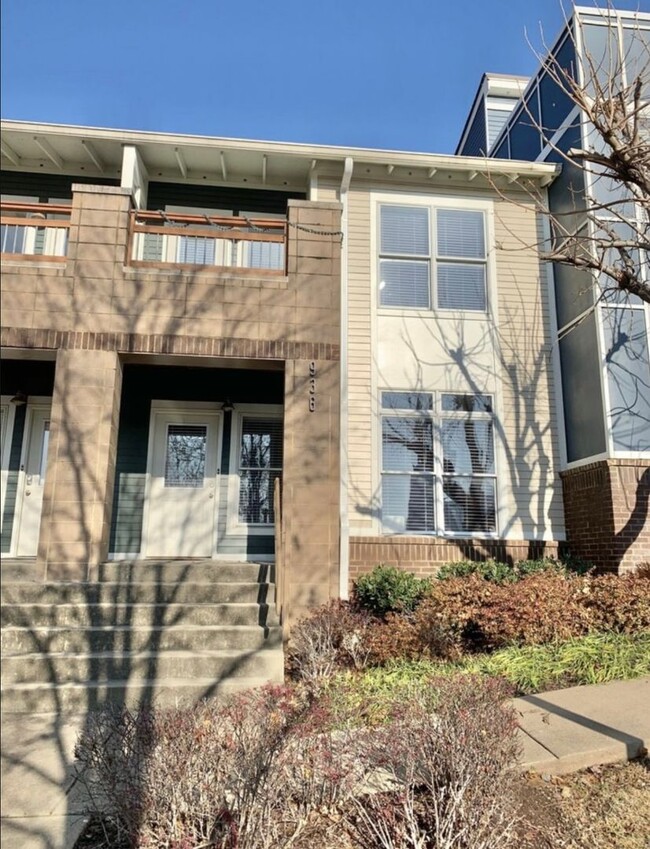 Building Photo - 2 BEDROOM 2.5 BATH TOWNHOME WITH DOWNTOWN ...