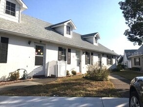 Building Photo - Well maintained 1/1 in a 55+ community