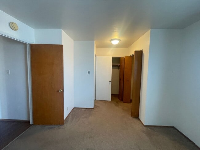 Building Photo - A 3 bedroom and 2 bathroom home in San Bruno!