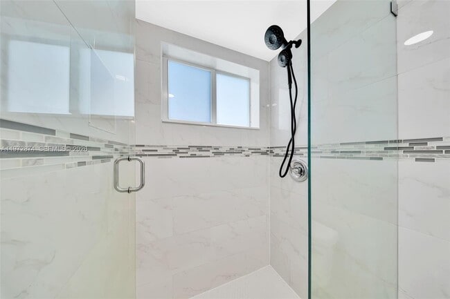 Building Photo - 6905 Bay Dr