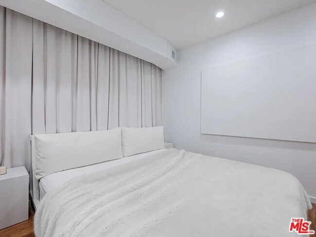 Building Photo - 7062 Hawthorn Ave