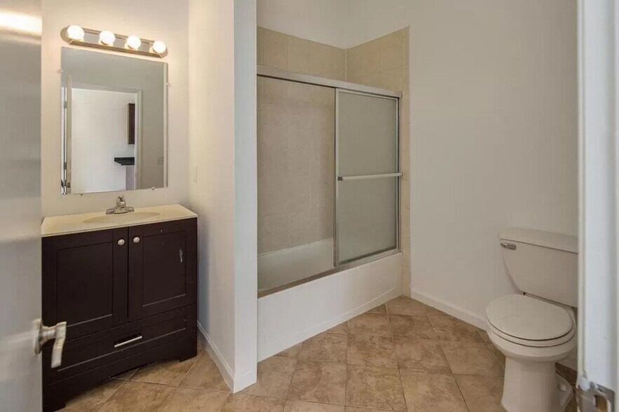 Building Photo - 122 E 55th St